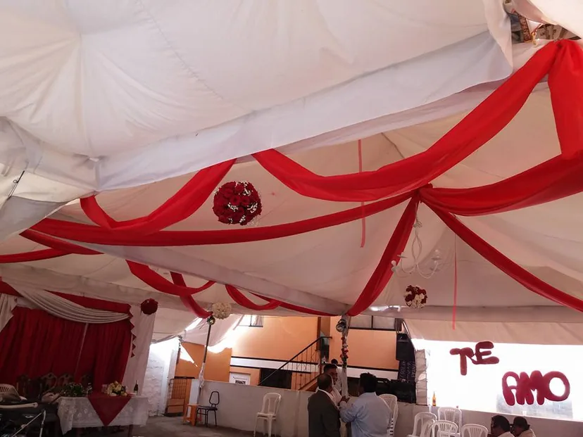Mesas de boda vestidas con mantelería formal y arreglos florales