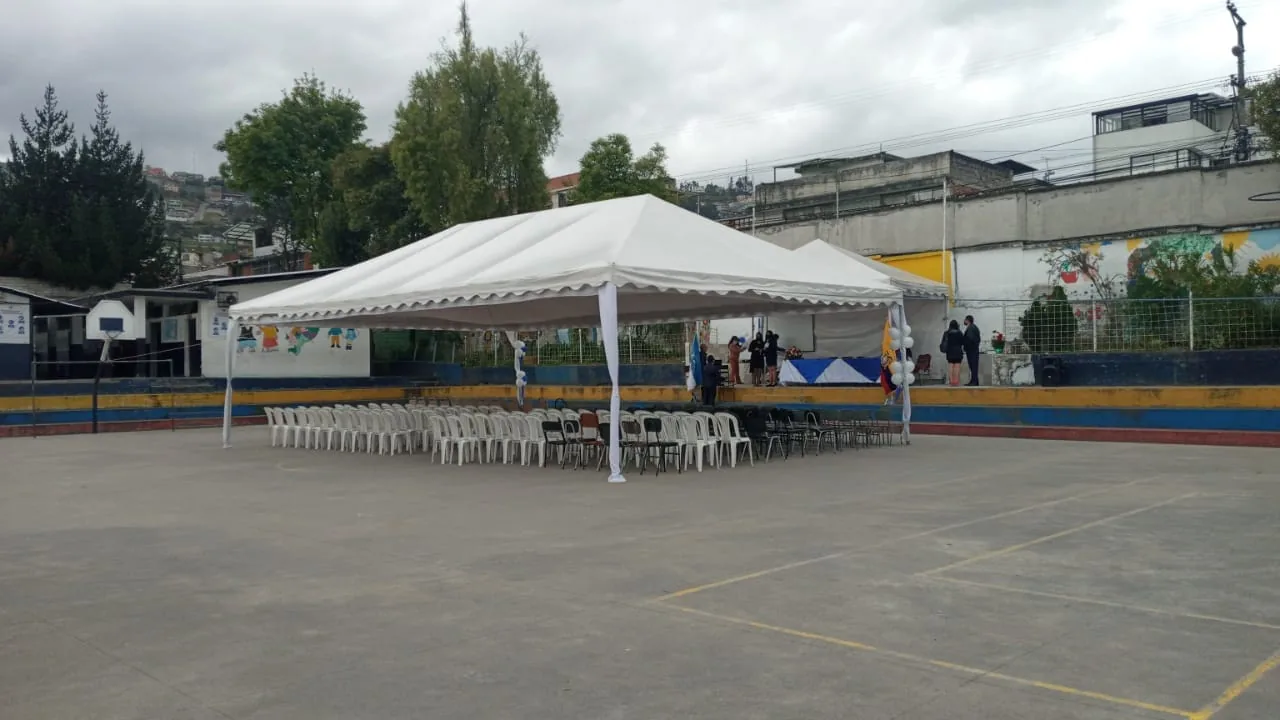 Mesas y sillas instaladas bajo carpa para evento social en Quito