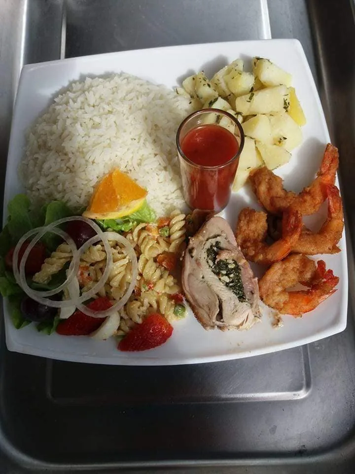 Servicio de comida y catering preparado para evento en Quito