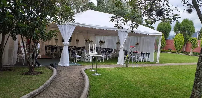 Mesa de honor con mantelería elegante para ceremonia de compromiso