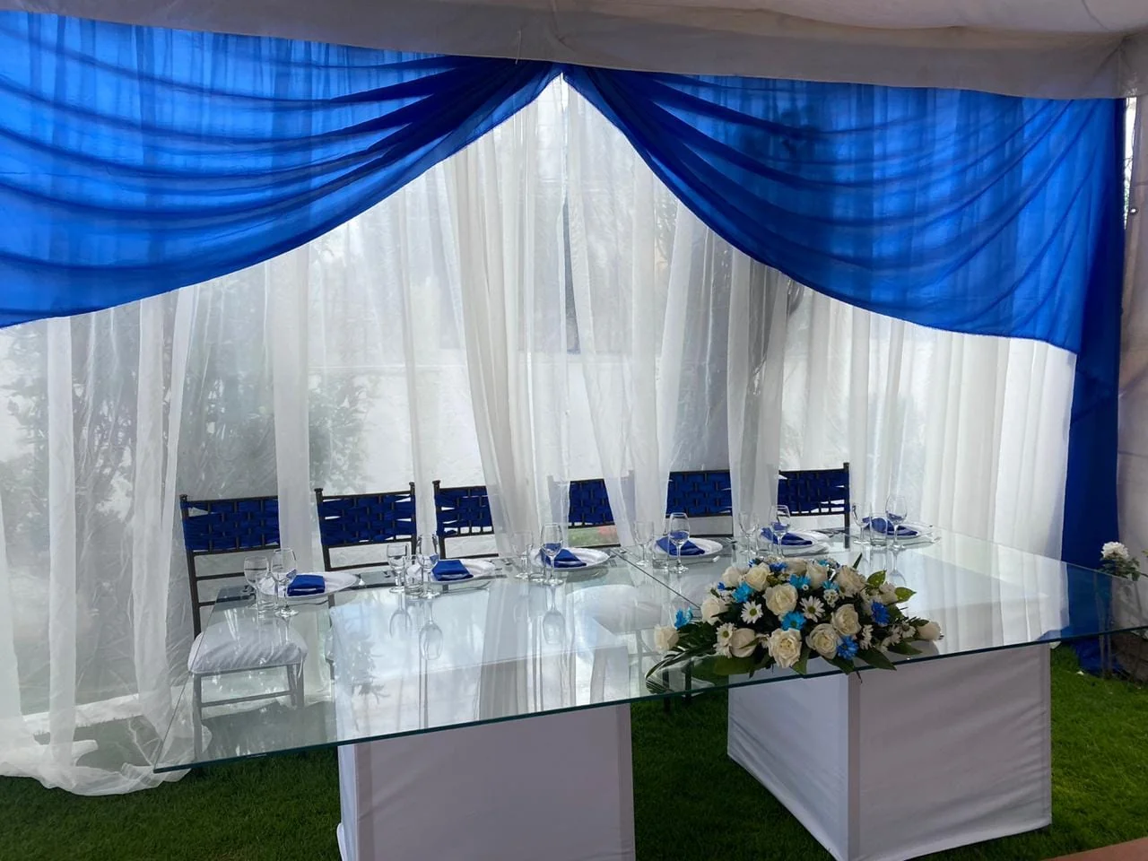 Montaje profesional de carpa y mantelería para recepción de evento en Quito