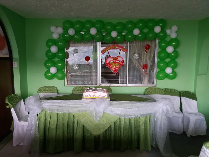Mesas preparadas con mantelería colorida para cumpleaños familiar