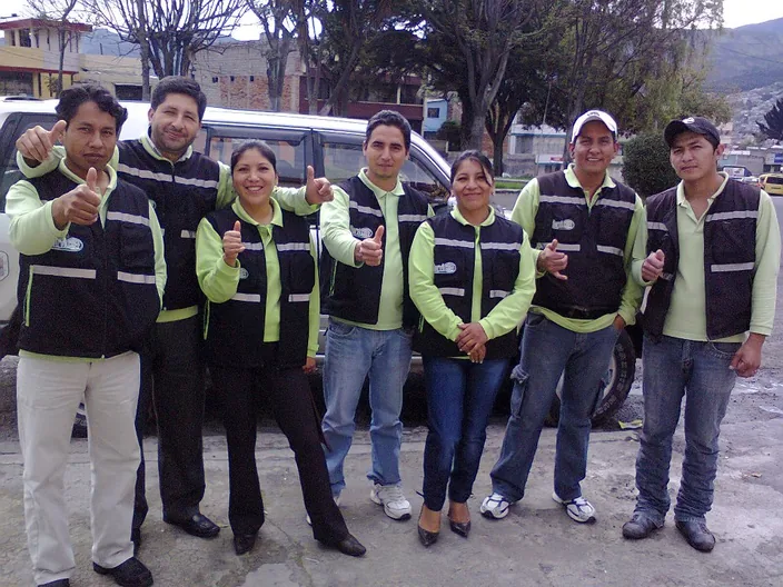 Equipo de trabajo de Eventos MW preparando un evento en Quito