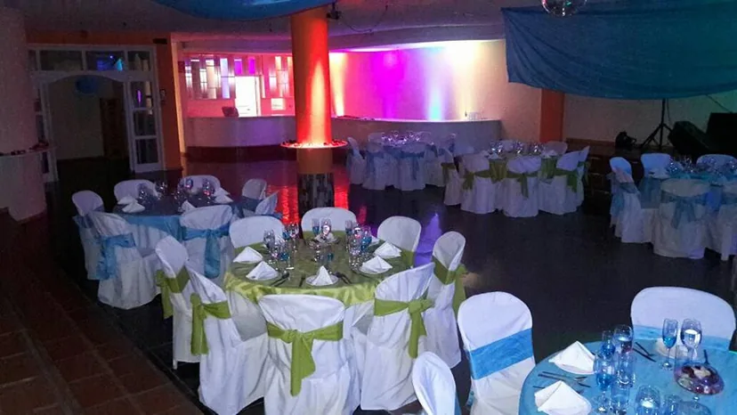 Servicio de mesa con vajilla para fiesta familiar bajo carpa