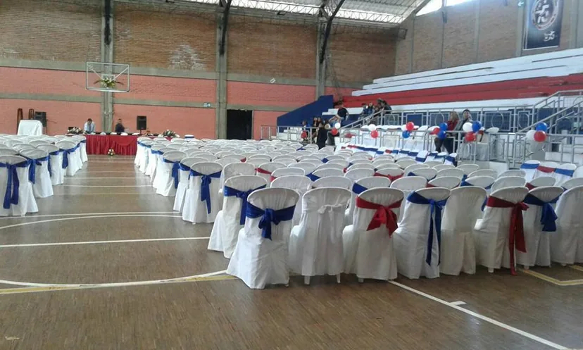 Banquete de graduación con vajilla dispuesta para invitados