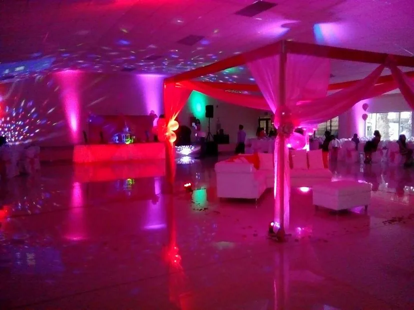Decoración de mesas con mantelería para celebración de quince años
