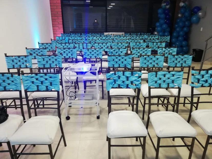 Sillas alineadas listas para recepción de evento en Quito