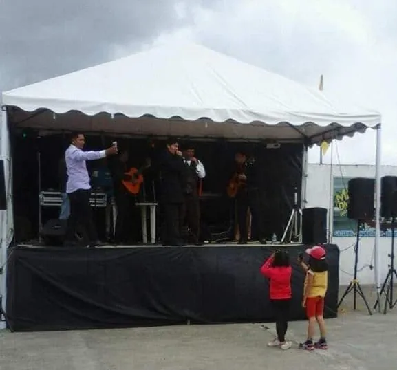 Tarima y pista de baile instaladas para celebración en Quito