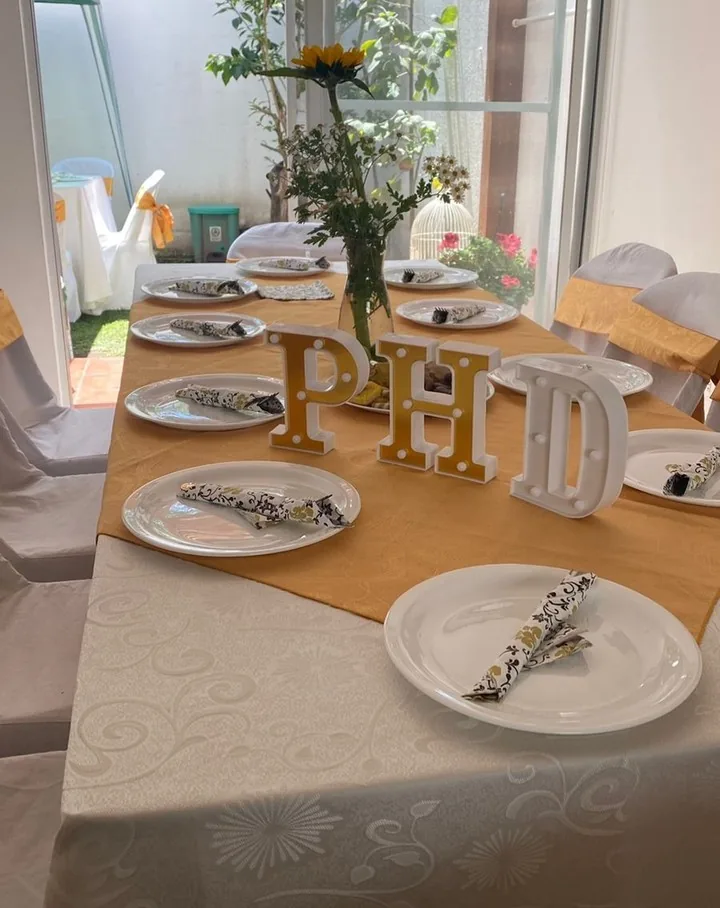 Vajilla y cristalería dispuesta sobre mantel blanco para banquete